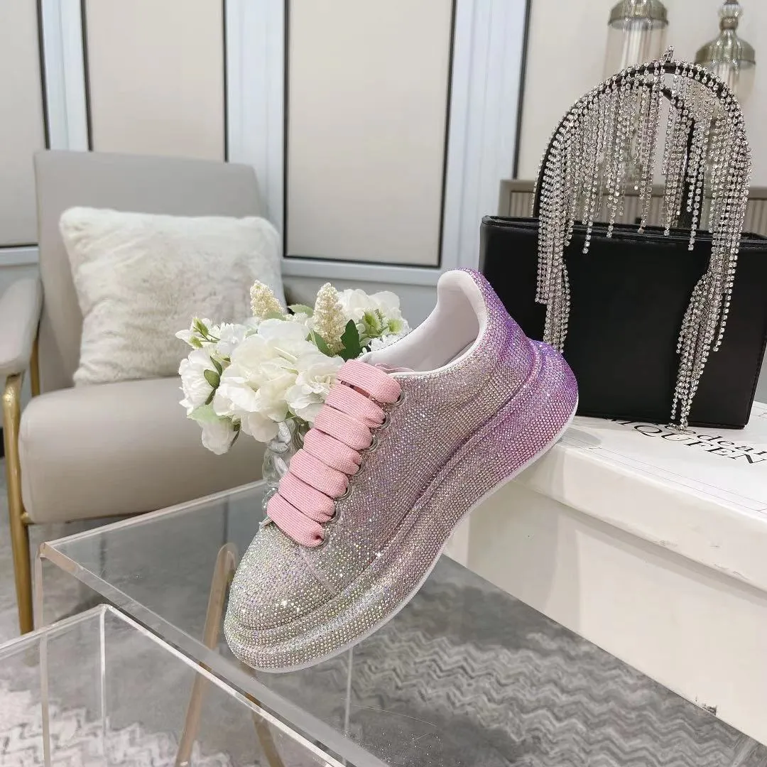 👟👟Ex-factory price 560👟👟 Men's size +10 2025SS McQueen crystal inlaid large and small diamond casual shoes counter original 1:1 production Fabric: imported silk velvet + imported Czech diamonds Lining: sheepskin lining Code number: 35-41 Male 39/44
